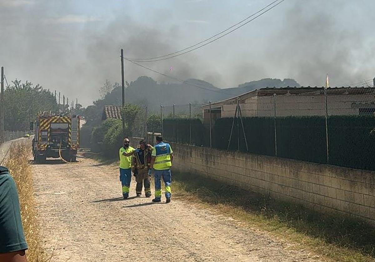 Sanitarios atendiendo a uno de los bomberos del Sepei afectado por el fuego en Navalmoral de la Mata.