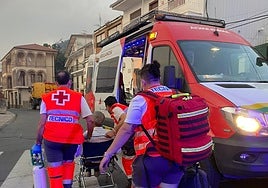 Personal de Cruz Roja colabora en la evacuación de Cabezabellosa.