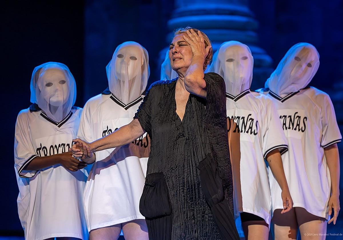 &#039;Las Troyanas&#039;, del Festival de Teatro de Mérida, en imágenes