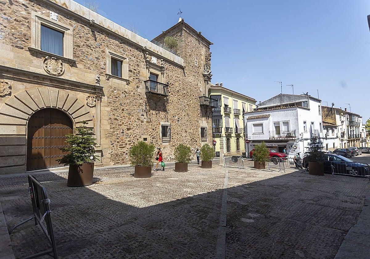Vallas y maceteros delimitan el espacio donde ya no se puede aparcar.