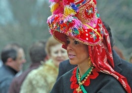 Una mujer con una gorra de Montehermoso.