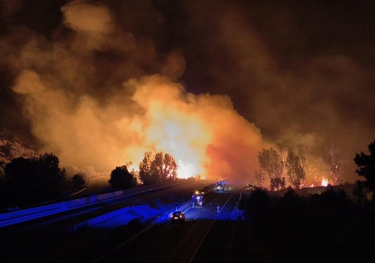 Extremadura afronta su tercer día de combate contra el fuego, que mantiene cortados 25 kilómetros de la A-66