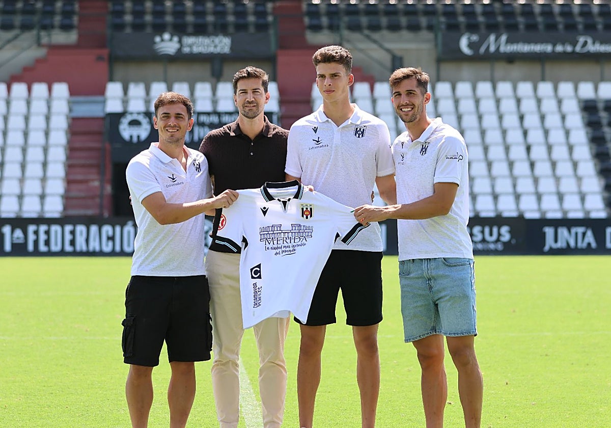 Vergés, Lenho, Csenterics y Areso en la presentación de los tres jugadores en el estadio Romano.