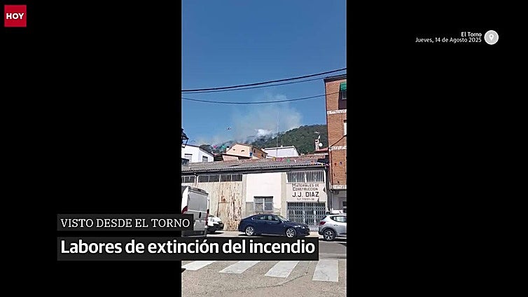 Labores de extinción del incendio, visto desde El Torno