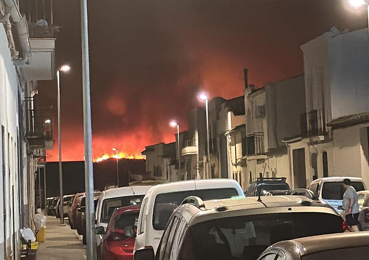 Imagen principal - El fuego se aprecia desde varias poblaciones como Bienvenida y Llerena. 