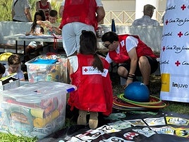 Cruz Roja despliega un centenar de voluntarios por el incendio de Jarilla