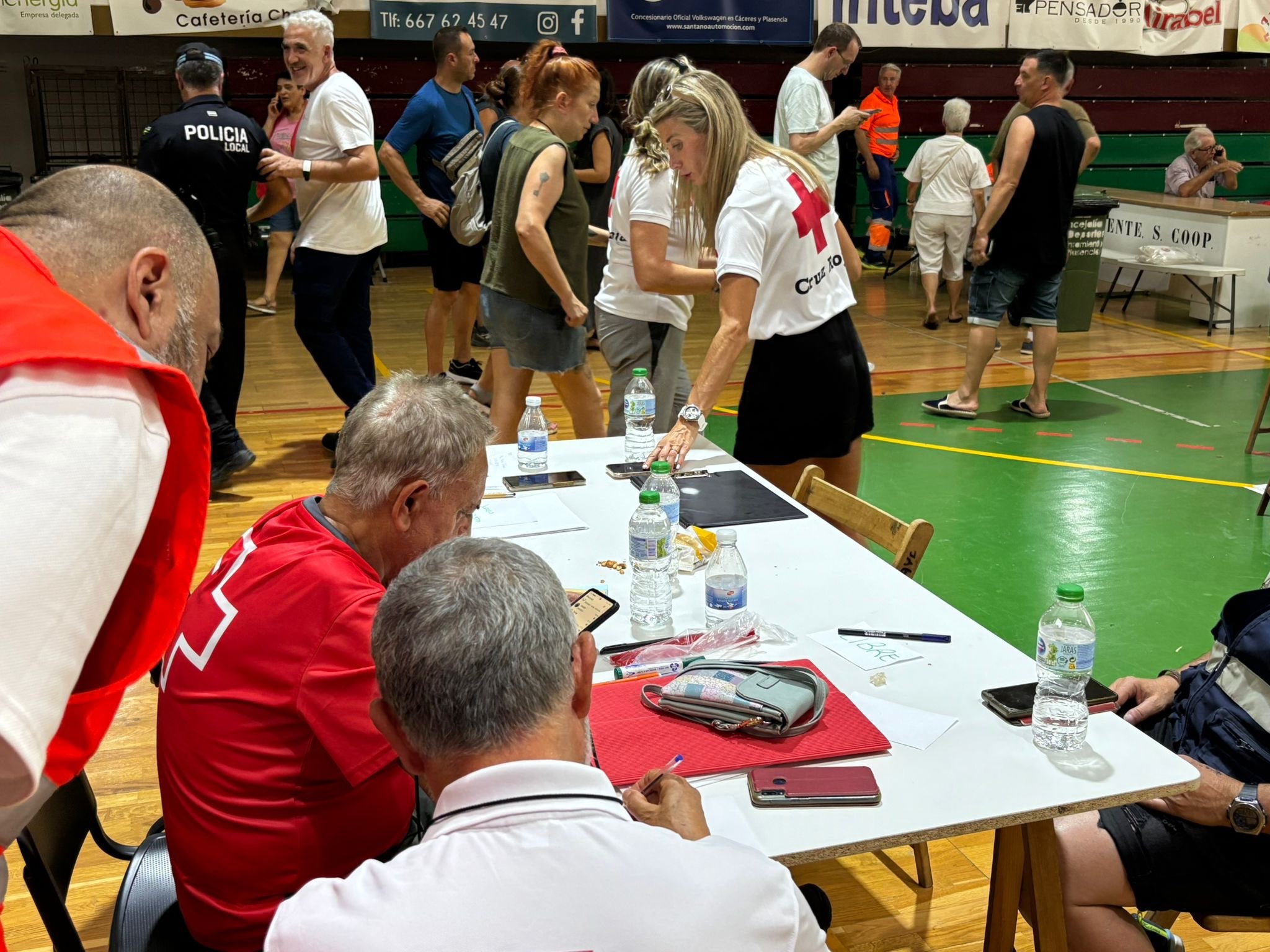 Cruz Roja despliega un centenar de voluntarios por el incendio de Jarilla