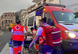 Personal de Cruz Roja colaborando en la evacuación de los vecinos.