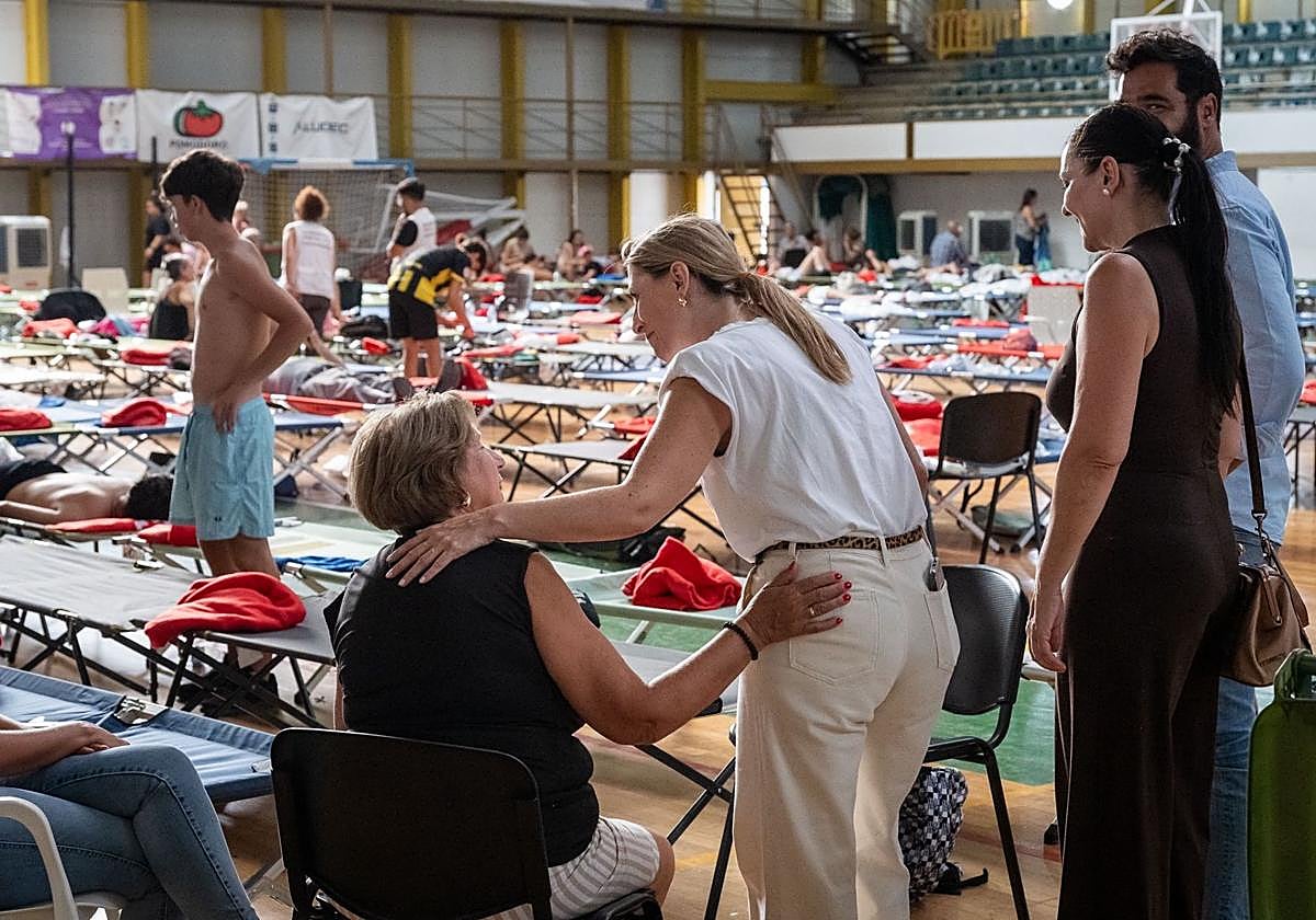 Guardiola visitó este miércoles a los evacuados por el incendio.