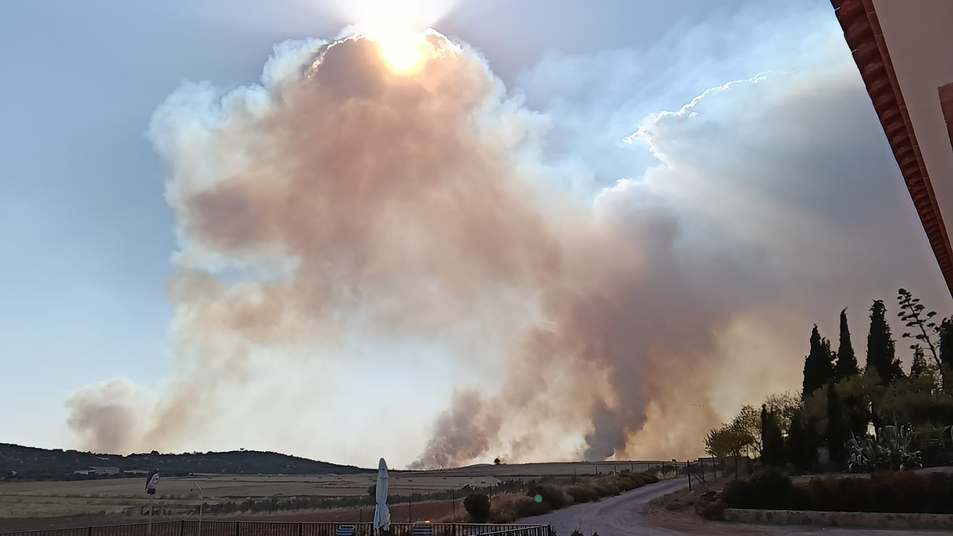 Columnas de humo del incendio declarado en la Campiña Sur, en una zona próxima a Llerena.