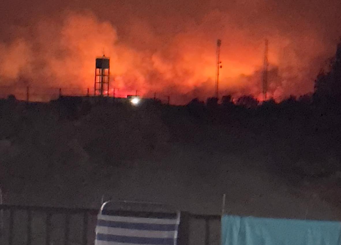 Imagen secundaria 1 - El fuego se aprecia desde varias poblaciones como Bienvenida y Llerena. 