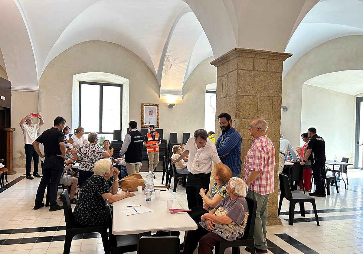 Ernesto Brotóns visita a los evacuados alojados en Plasencia.