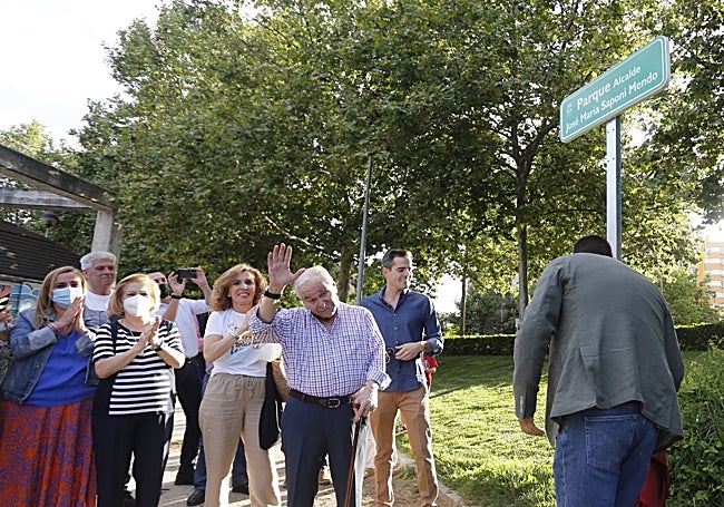 La colocación del cartel en el parque que lleva su nombre, último acto píublico al que acudió en junio de 2022.
