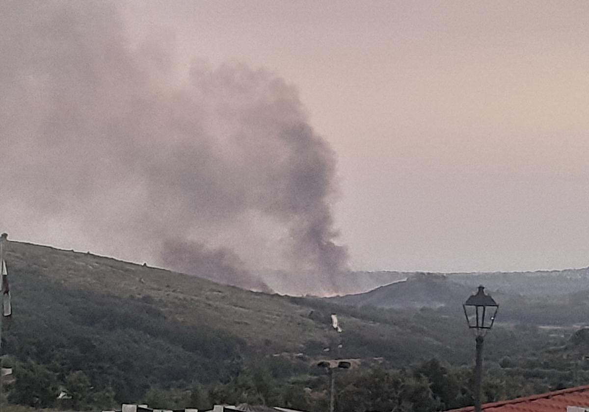 Fuego este viernes en Cuacos de Yuste, en la comarca de La Vera.