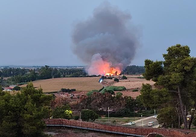 Vista del fuego desde los jardines de La Galera.