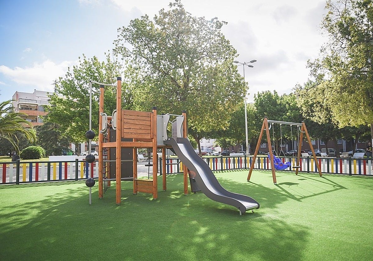 Parque infantil en una zona de la capital de Extremadura.