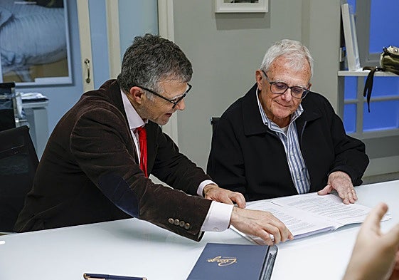 Trámites de un ciudadano en una notaría.