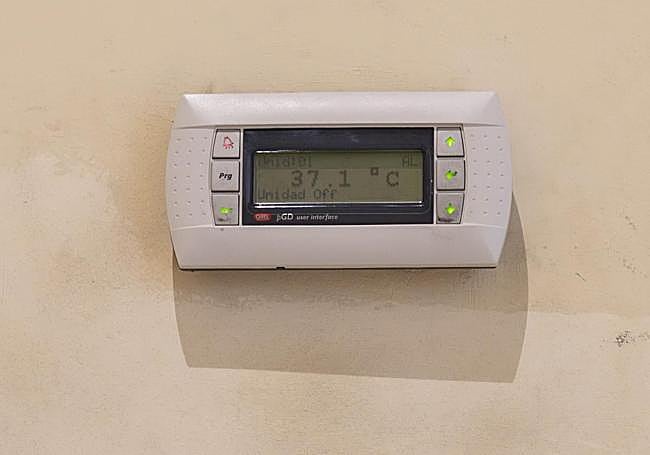 Un termómetro marcaba 37 grados dentro del aeropuerto.