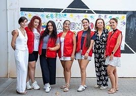 La delegada de Servicios Sociales, Catalina Alarcón (segunda por la derecha), junto a monitoras de Cruz Roja en el colegio 'Ciudad de Mérida' para los Espacios Educativos Saludables.