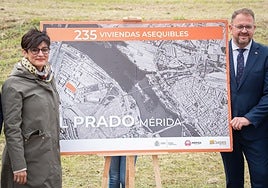 La ministra de Vivienda, Isabel Rodríguez, junto al alcalde Antonio Rodríguez Osuna, en abril pasado.