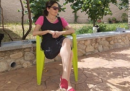 Victoria Pelayo el patio de su casa de Hervás.