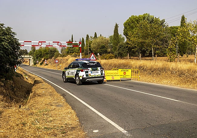 Carretera cortada entreel cruce del Casar de la N-630 y Arroyo dela Luz.