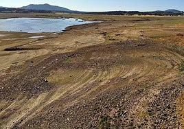 Presa del embalse de Alcollarín (provincia de Cáceres), vaciada.