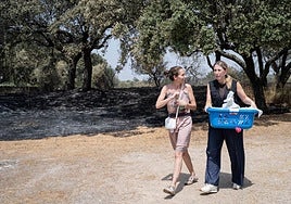 Foto difundida esta tarde por María Guardiola con su amiga en Viñas de la Mata.