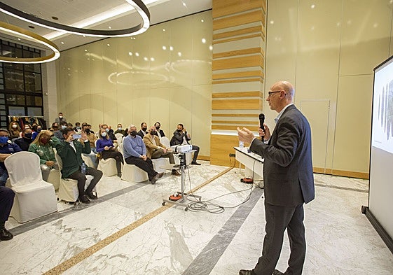 Una presentación del proyecto de la mina de litio de Cáceres en una imagen de archivo.
