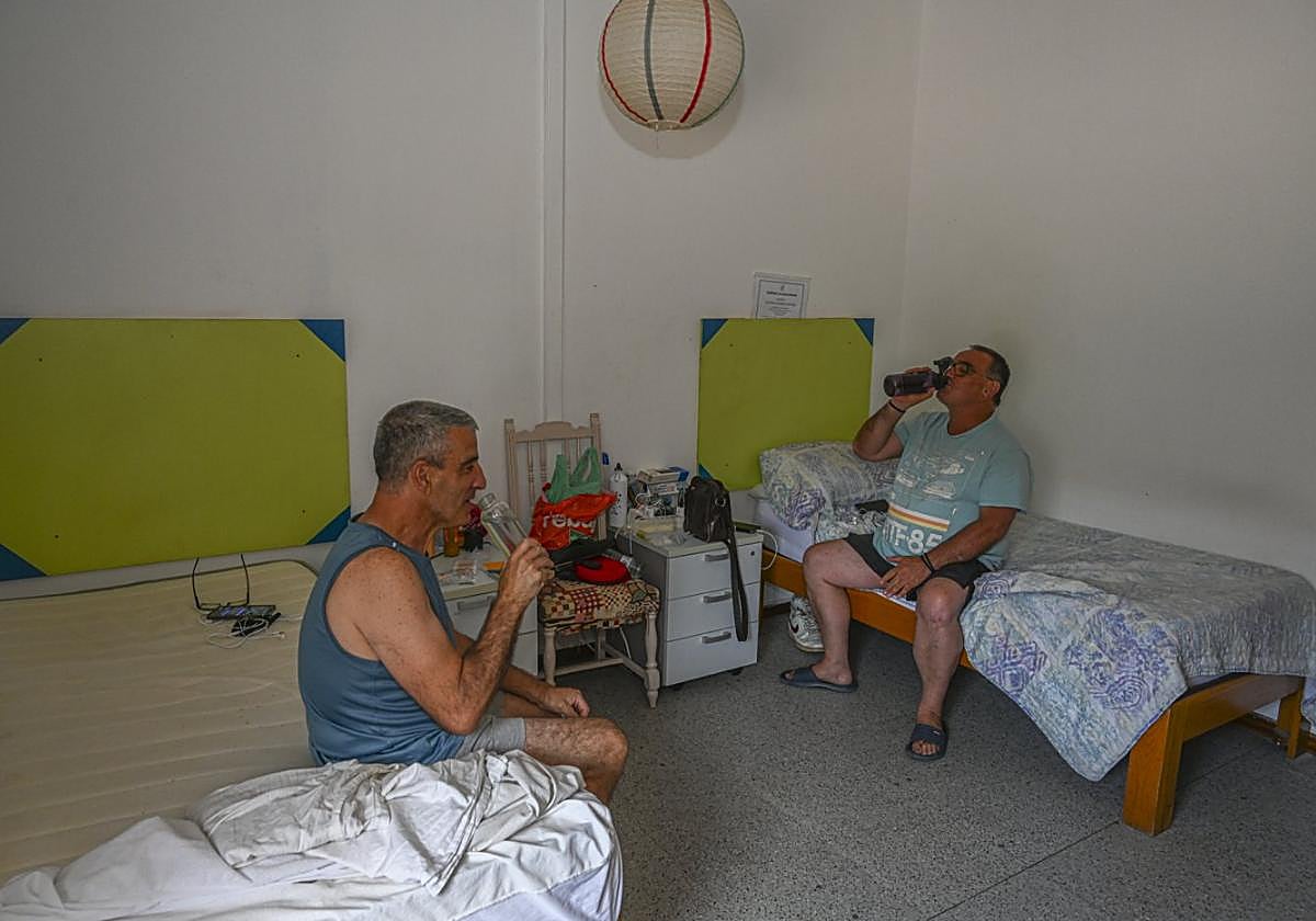 Dos usuarios del Centro Hermano en una imagen de archivo.