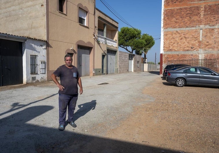 Los pacenses que asfaltaron su calle: «Nos las tenemos que arreglar solos»