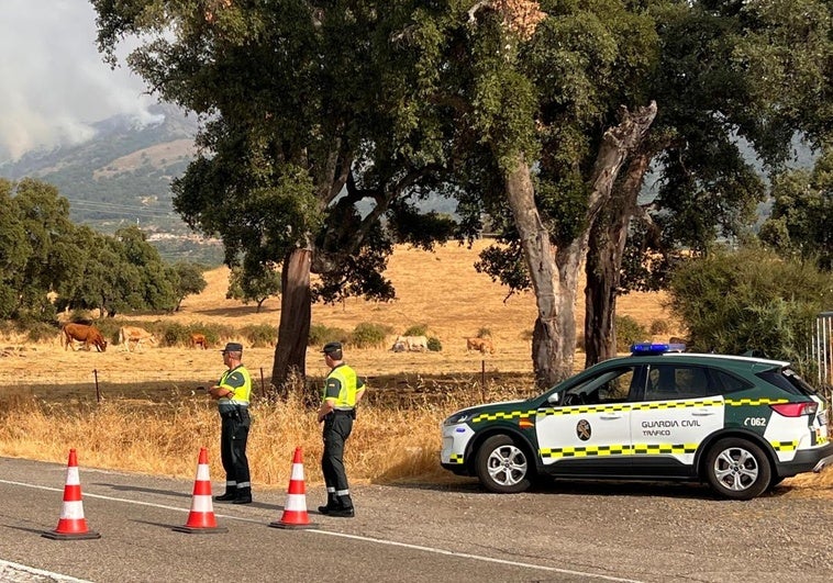 Carreteras cortadas este domingo por los incendios en Extremadura