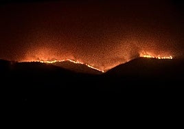 El fuego de Jarilla visto desde Hervás el domingo por la mañana.
