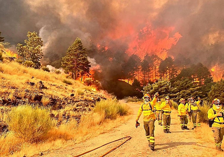 Comienza la evacuación de zonas periurbanas de Hervás, que se encuentra confinada por el fuego