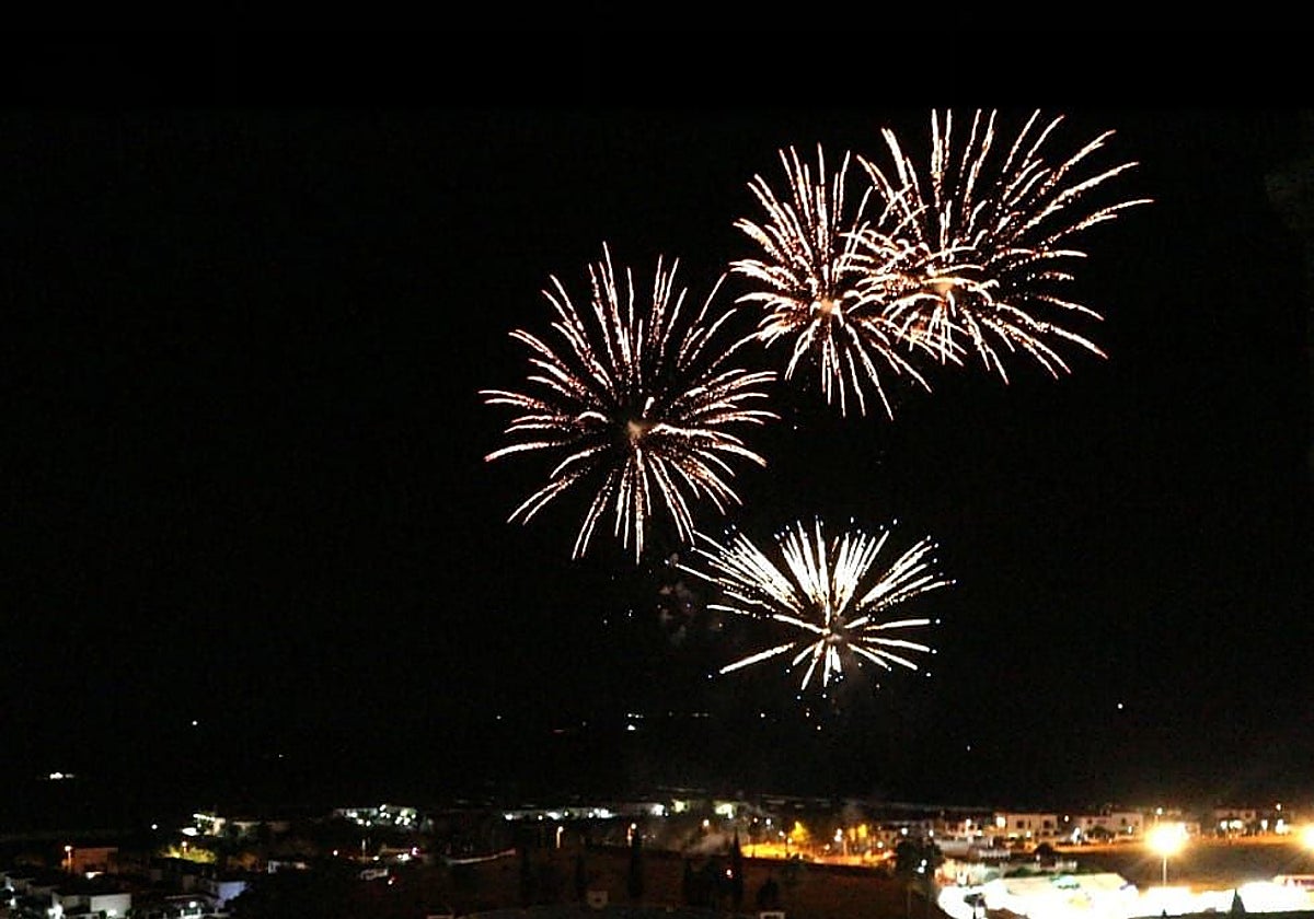Fuegos artificiales en una población extremeña en una foto de archivo.