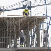 Trabajadores de la construcción realizando sus labores en la Avenida de Elvas
