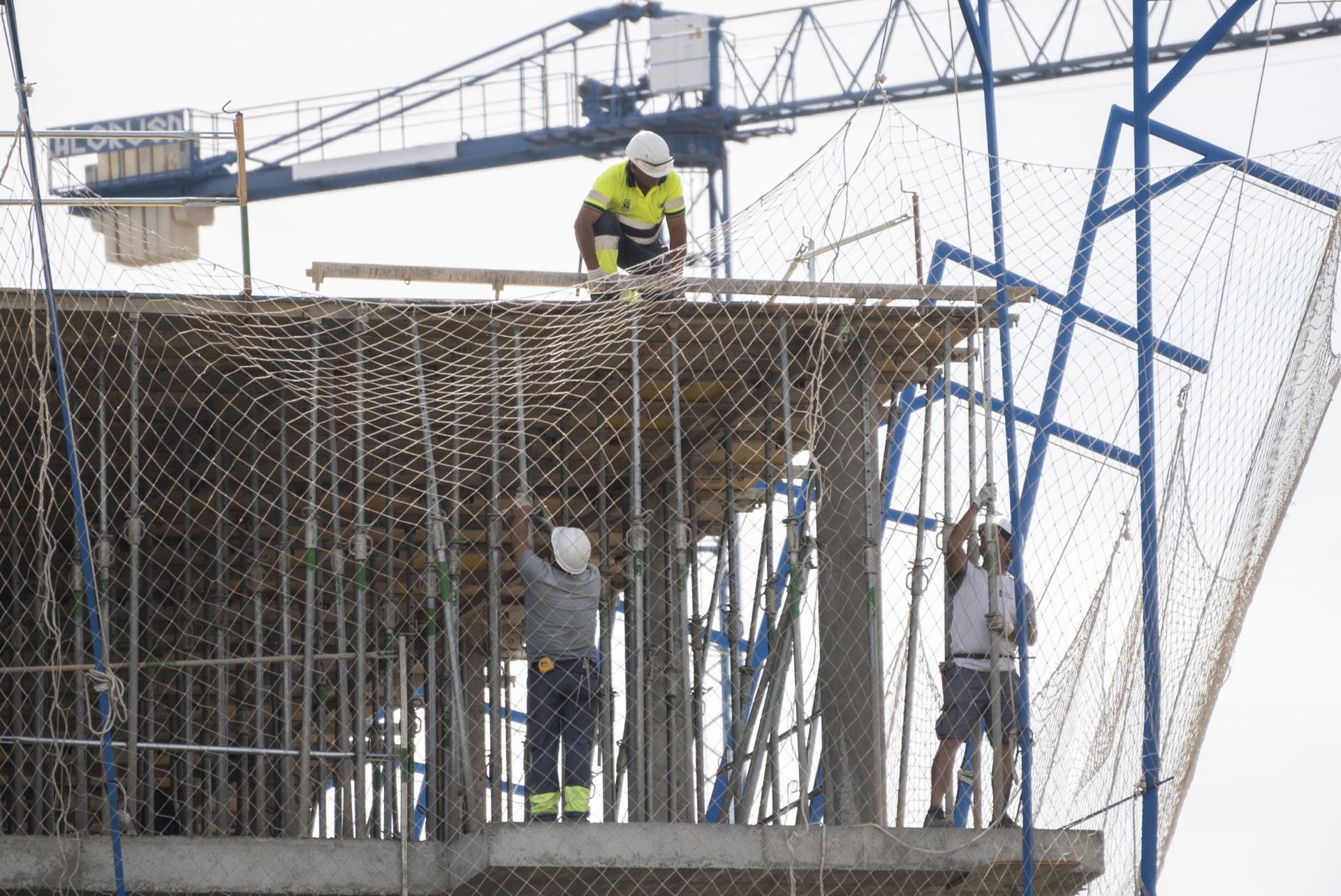Trabajadores de la construcción realizando sus labores en la Avenida de Elvas