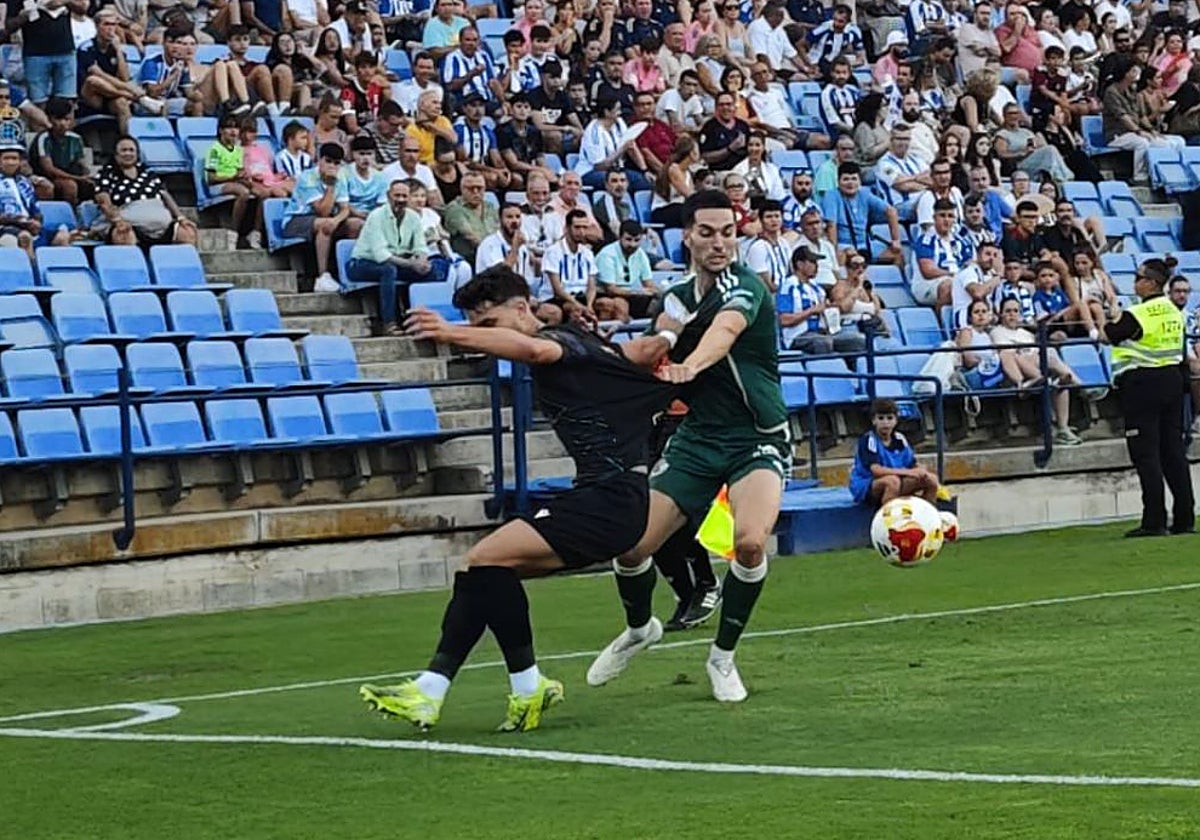 Acción del duelo entre el Zamora y el Cacereño del domingo.