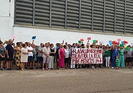 Concentración de usuarios del centro de salud de Talavera la Real este lunes 18 de agosto por la mañana.