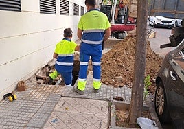 Empleados de Aqualia, esta mañana, en el área donde se ha producido la avería en la avenida Vía de la Plata.