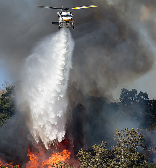 Veinte medios aéreos trabajan este lunes contra el fuego de Jarilla.