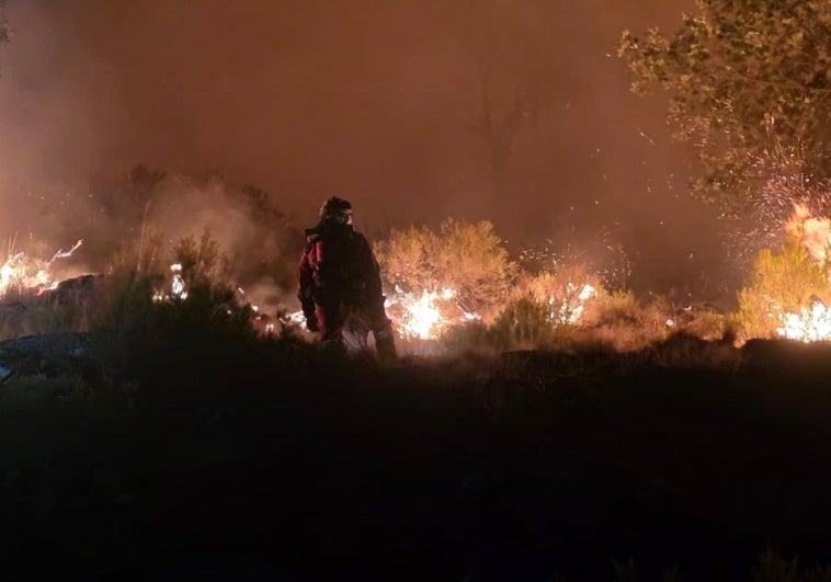 El megaincendio de Jarilla llega a Salamanca y se complica en el Valle del Jerte