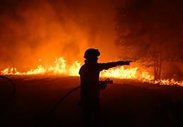 El megaincendio de Jarilla llega a Salamanca y se complica en el Valle del Jerte