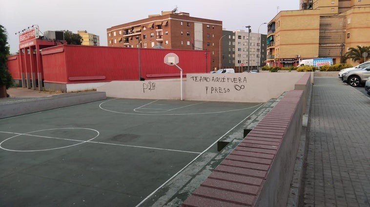 El parque de San Fernando de Badajoz amanece de nuevo con pintadas