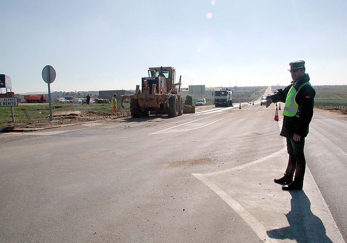 Un guardia civil en un control en la carretera nacional 630 en Torremejía.