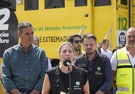 María Guardiola hoy martes en el puesto de mando avanzado de Granja (Cáceres).