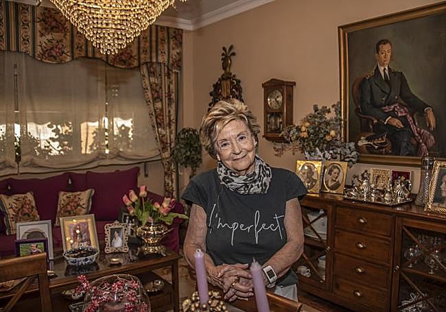 Mariqui Pérez en su casa, detrás el retrato de su marido.