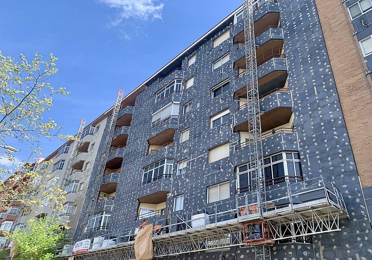 Obra en un edificio de Cáceres para mejorar la eficiencia energética de la fachada.