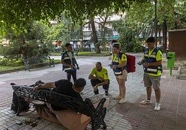 Sanitarios atendiendo a una persona en Cáceres este verano afectada por las altas temperaturas.