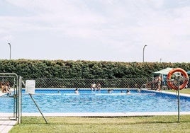 La piscina acoge a personas de la Cruz Roja, La Casa de La Mujer y niños del programa 'Desayunos y Comidas Saludables'.